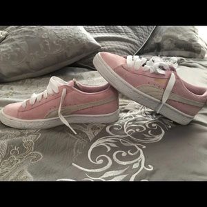Suede pumas
